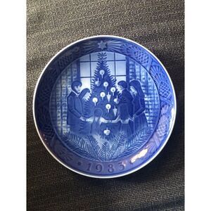 Royal Copenhagen Christmas Plate 1983 merry Christmas EUC‎